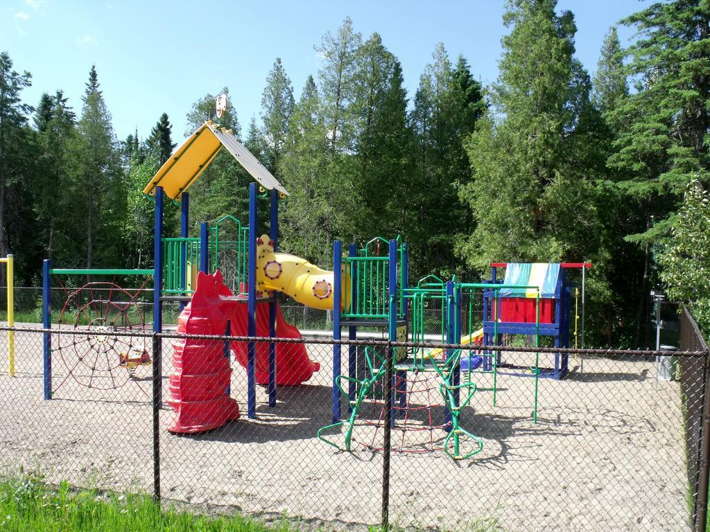 Camping Le 4 Chemins LʼAnse-Saint-Jean Cameră foto