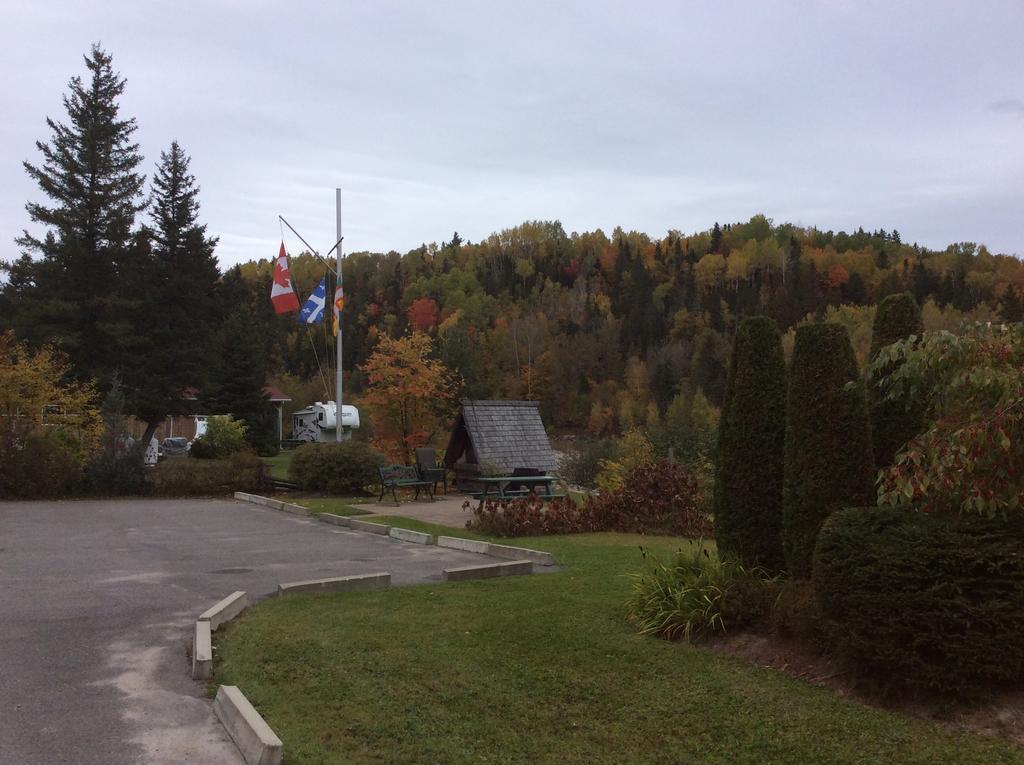 Camping Le 4 Chemins LʼAnse-Saint-Jean Cameră foto