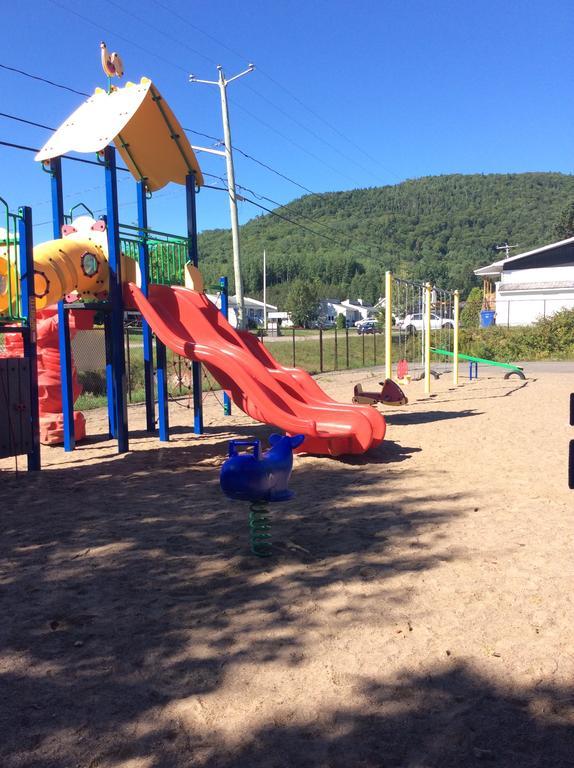Camping Le 4 Chemins LʼAnse-Saint-Jean Cameră foto